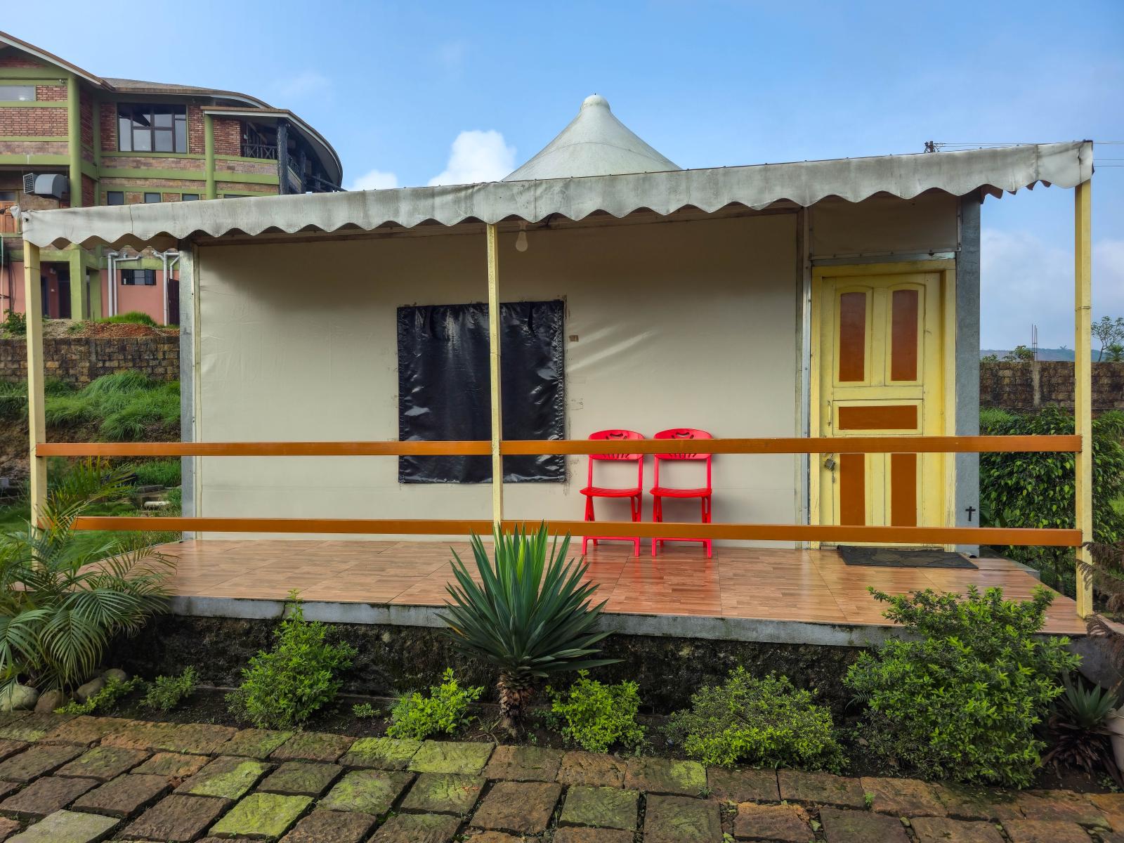 100 Waterfalls Tents & Suites